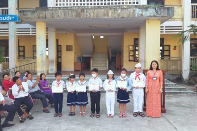 Nhà trường trao giấy khen ” Dũng sĩ nghìn việc tốt” cấp tỉnh cho em Mai Thị Thanh Phước và trao giải cho 06 em học sinh tham gia Hội thi” Kể chuyện theo sách”năm học 2022-2023