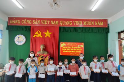 Lễ trao quà từ Quỹ “Ấm áp mùa xuân” và Quỹ “Nuôi heo đất gửi yêu thương”.